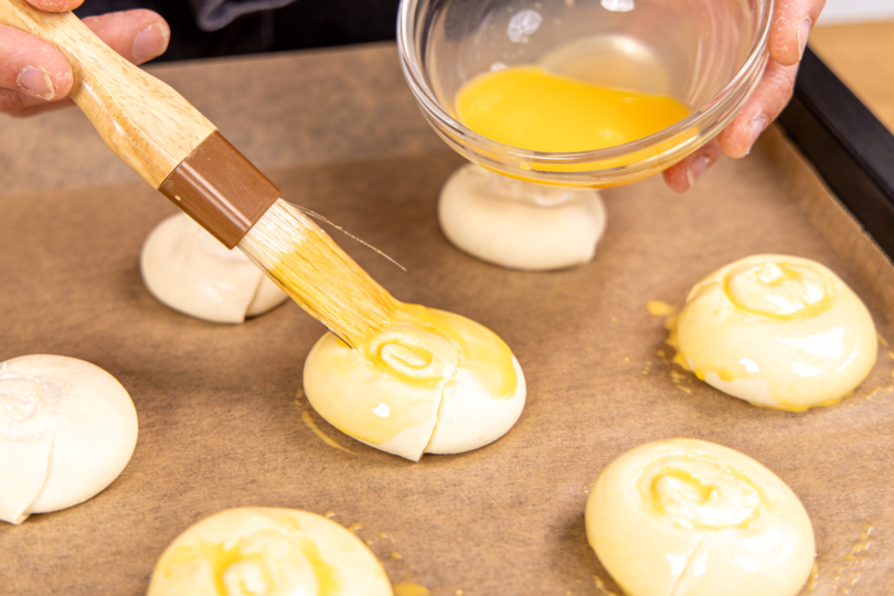 Quarkschnecken einstreichen