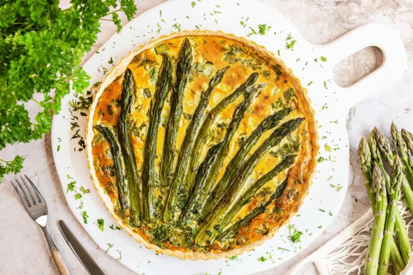 Quiche mit grünem Spargel und Ziegenkäse topdown