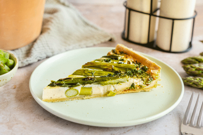 Quiche mit grünem Spargel und Ziegenkäse angeschnitten