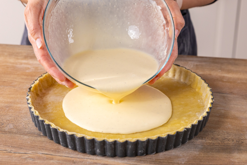 Masse in die Form geben