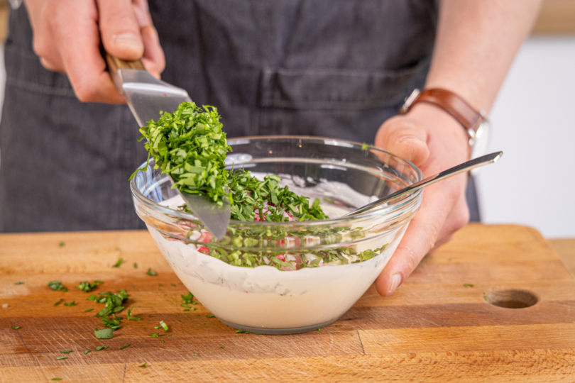 Bärlauch unter den Joghurt rühren