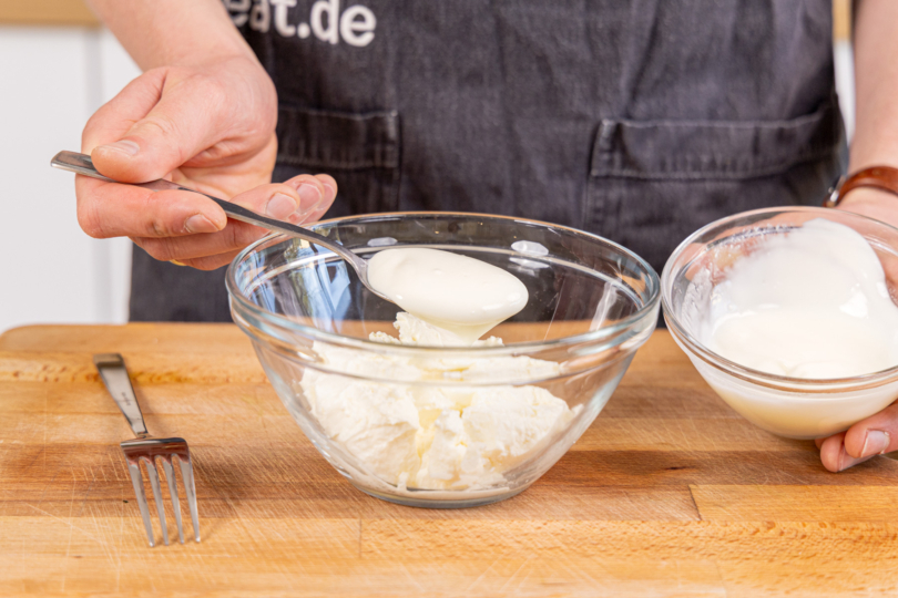 Joghurt und Frischkäse verrühren