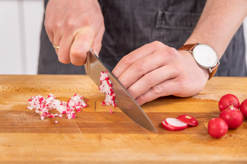 Radieschen fein würfeln