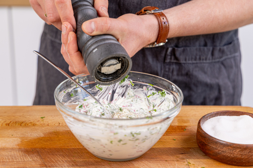 Radieschen-Bärlauch-Dip würzen