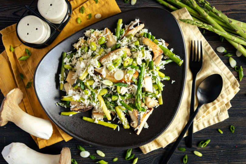 Reispfanne mit grünem Spargel