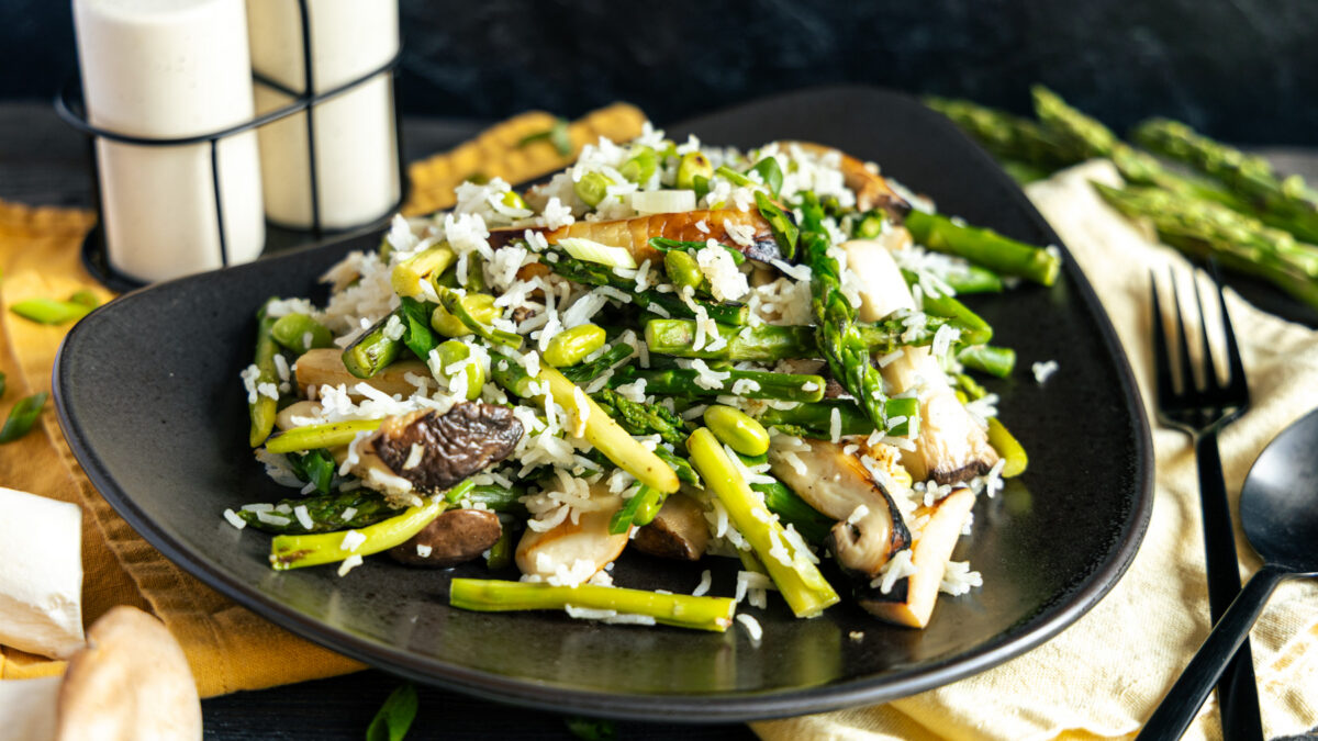 Reispfanne mit grünem Spargel