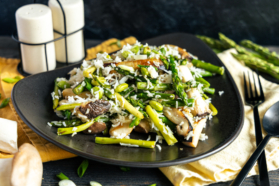 Reispfanne mit grünem Spargel