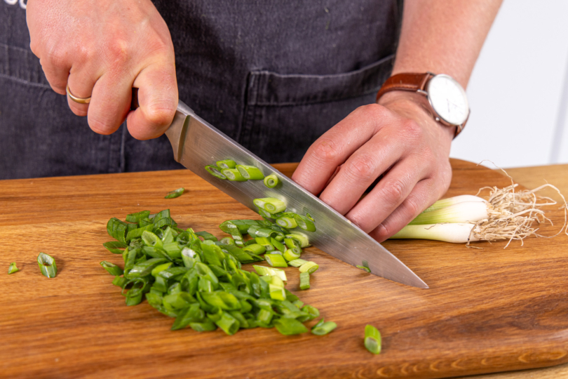 Frühlingszwiebel schneiden
