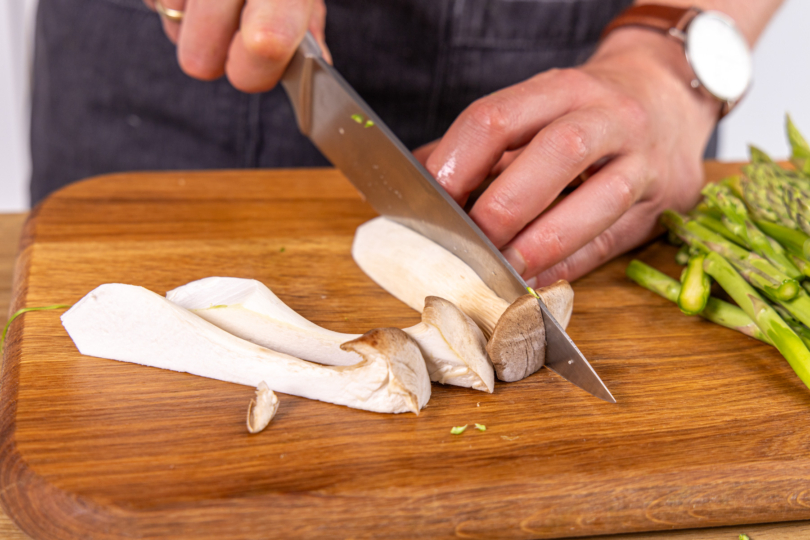 Kräuterseitlinge vierteln