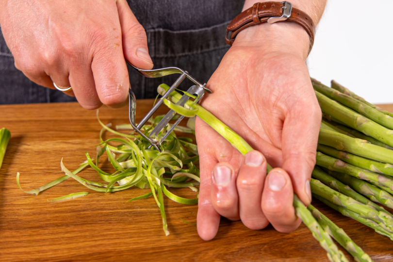 Spargel schälen