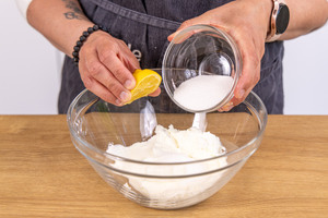 Zitrone und Zucker dazugeben