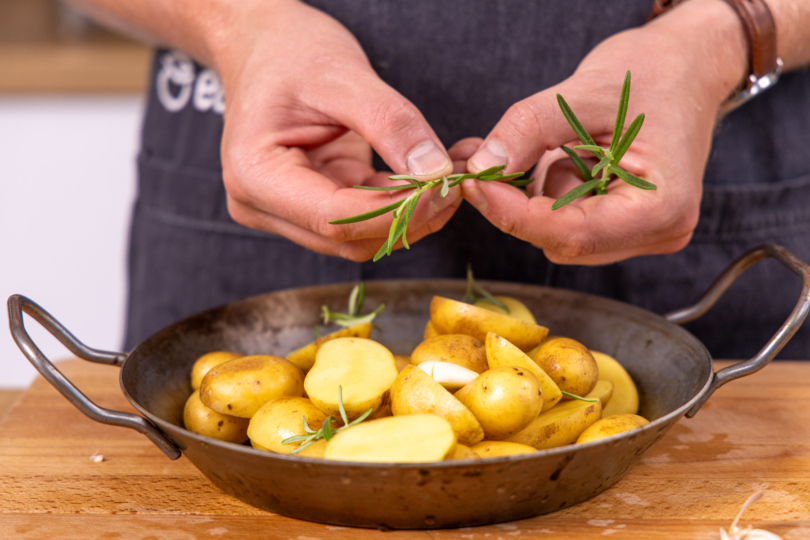 Rosmarin dazu zupfen