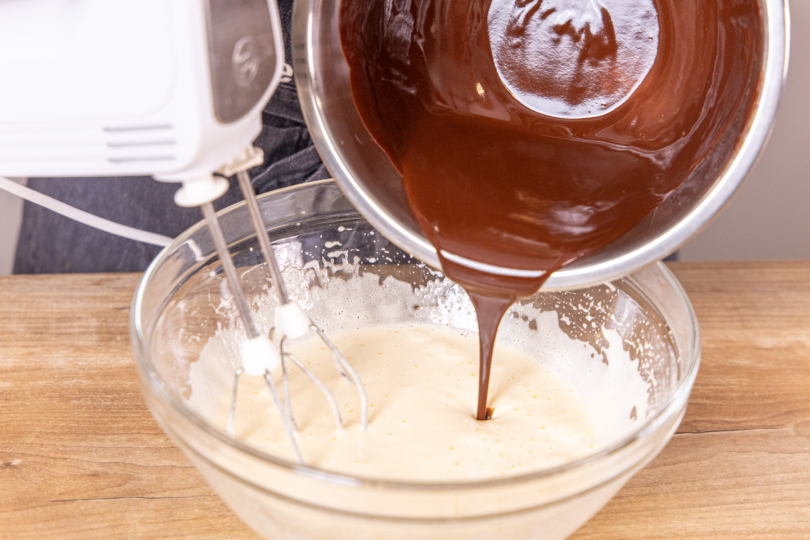 Flüssige Schokolade dazugeben