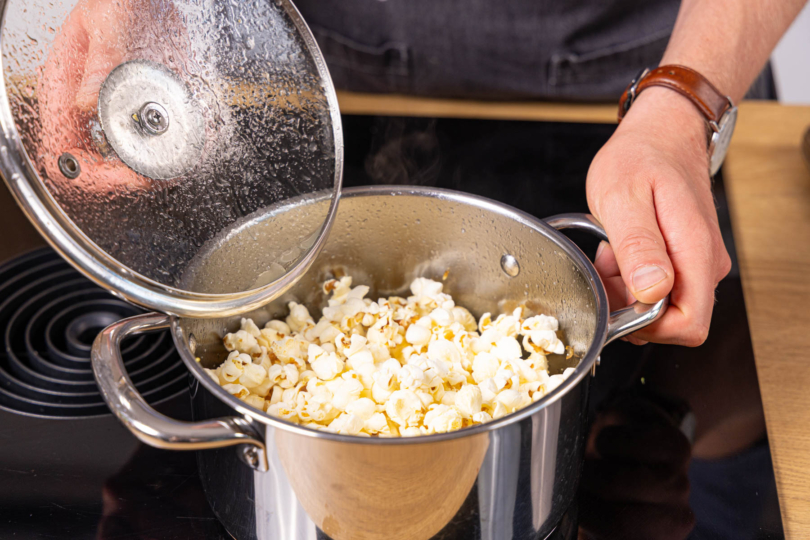 Salziges Popcorn im Topf