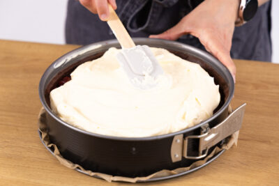 Käsetorte bedecken