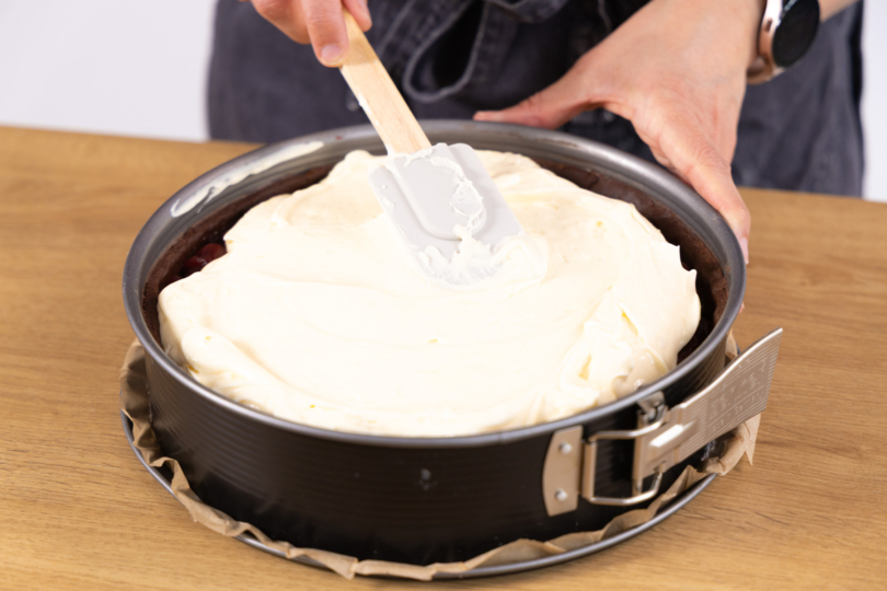 Käsetorte bedecken