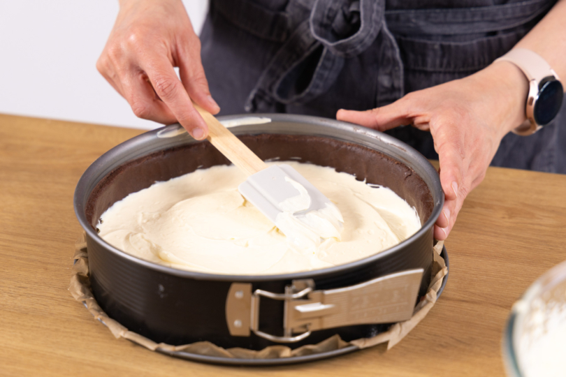 Hälfte der Käsemasse in die Form geben