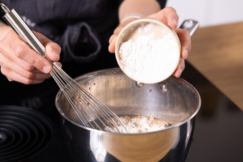 Puddingpulver in Kirschsaft aufkochen