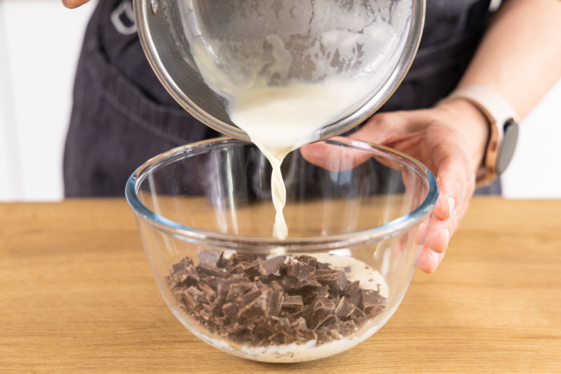 Schokolade mit Sahne aufgießen