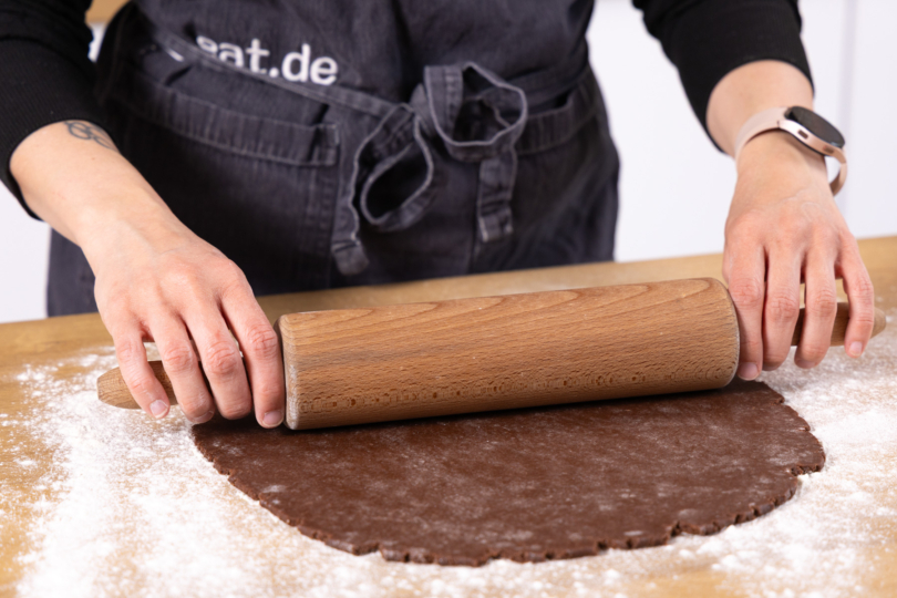 Schokoteig ausrollen