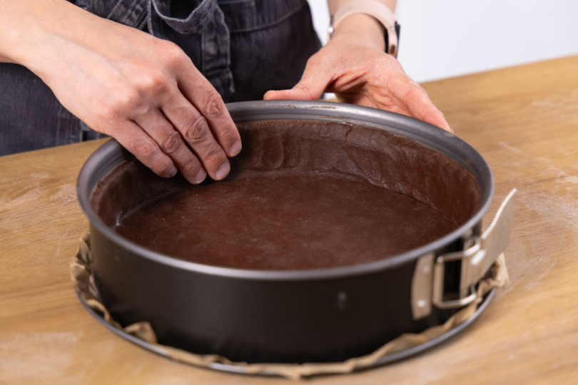 Teig in die Form drücken