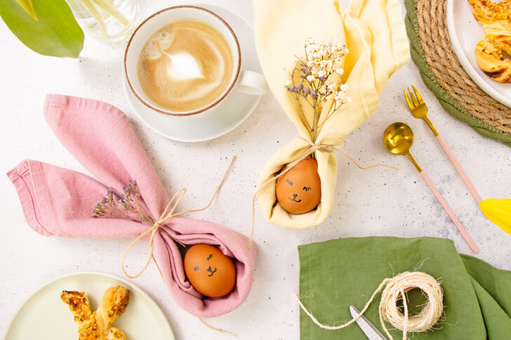 Servietten falten für Ostern, mit Hasenohren