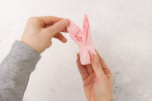 Hasenohren aus Serviette falten und formen