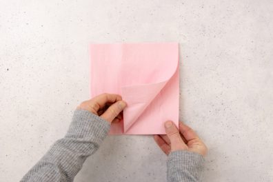 Serviette öffnen und entfalten