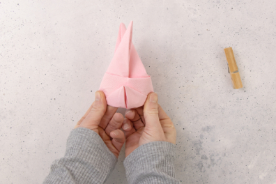 Außenseiten Servitte nach hinten falten