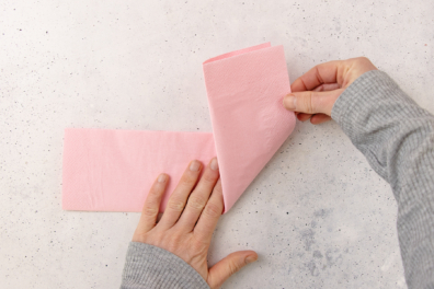 Serviettenkante nach oben falten