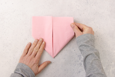 Kanten Serviette nach oben falten