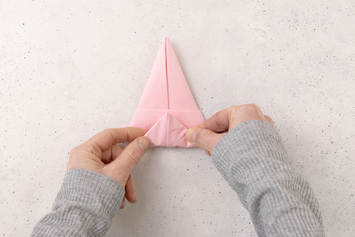 Serviettenspitze nach oben falten