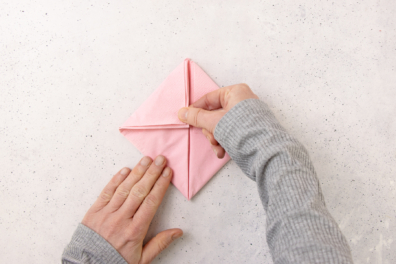 Linke Serviettenecke nach unten falten