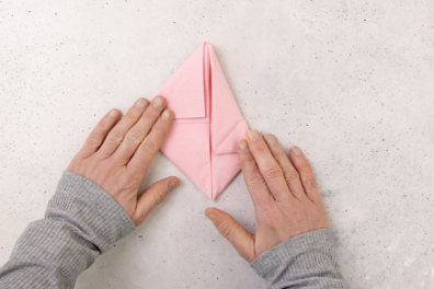 Serviettenecke zur Mitte falten