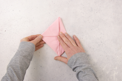 Serviettenecke zur Mitte falten