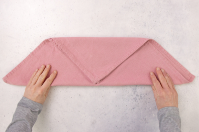 Außenkante Serviette nach oben falten