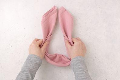 Hasenohren aus Serviettenstreifen formen