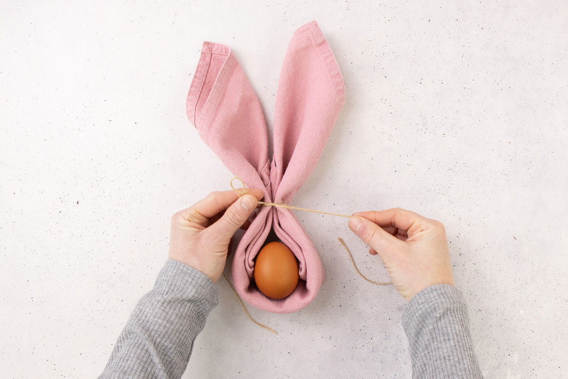 Hasenohren mit Schleife verschließen