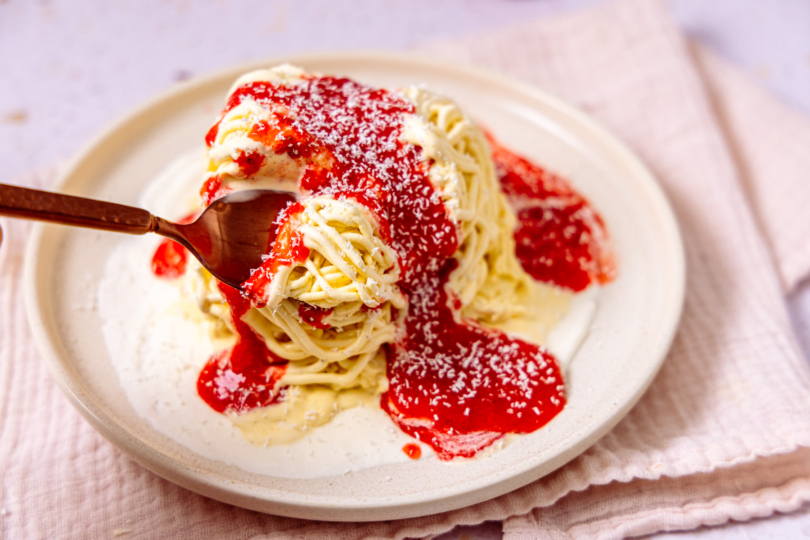 Spaghetti-Eis servieren