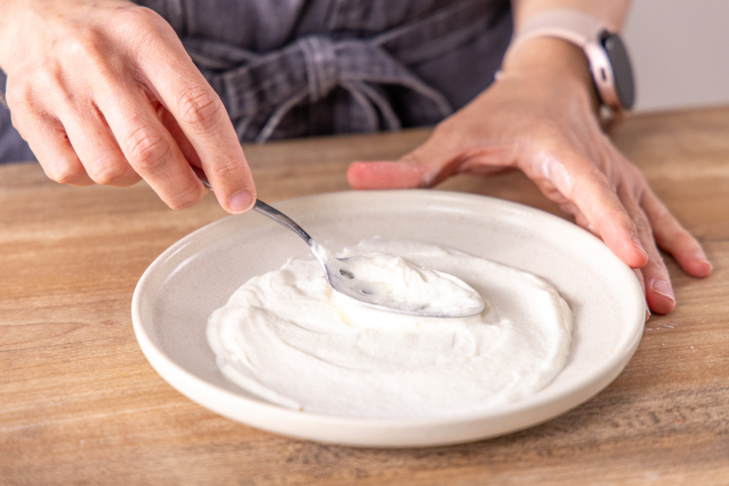 Sahne auf Desserttellern verstreichen