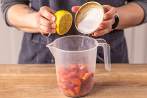 Zucker und Zitronensaft dazugeben