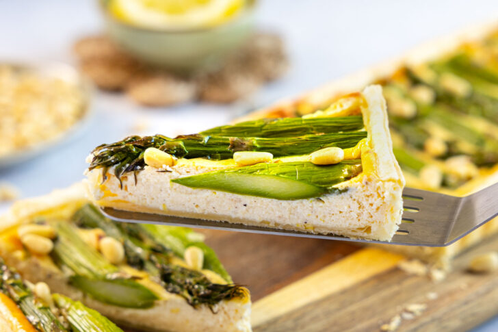 Spargeltarte mit grünem Spargel angeschnitten
