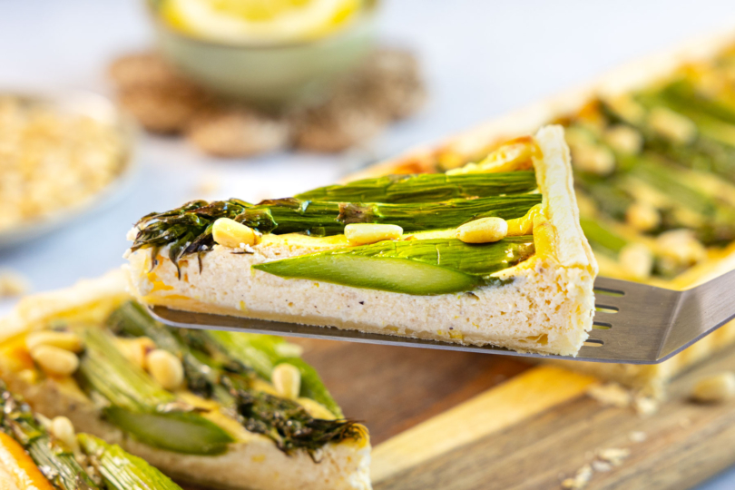Spargeltarte mit grünem Spargel angeschnitten