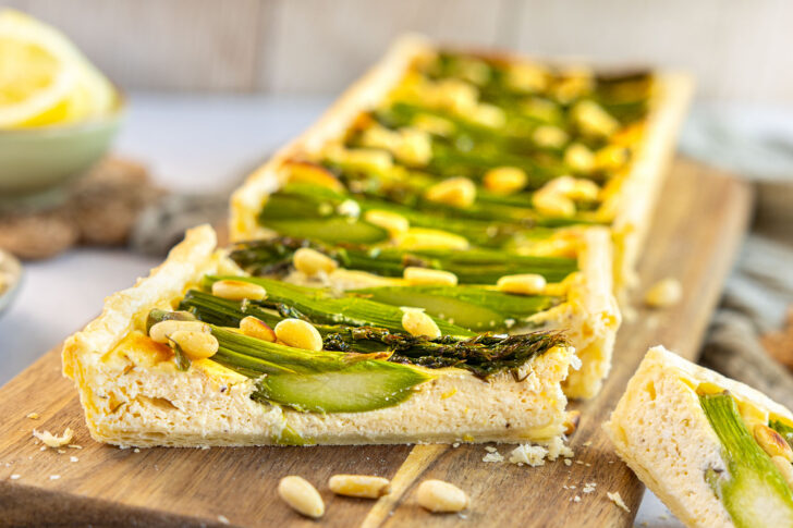 Spargeltarte mit grünem Spargel Frontansicht