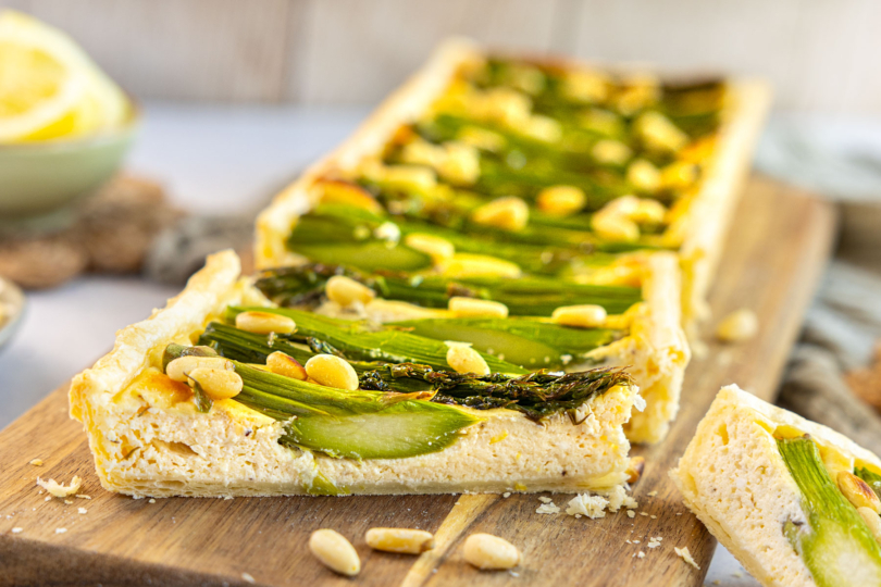 Spargeltarte mit grünem Spargel Frontansicht