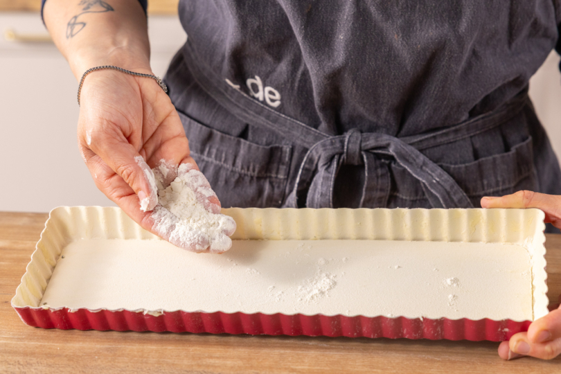 Backform mit Mehl bestäuben