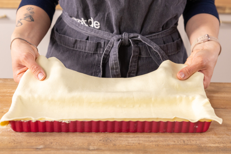 Blätterteig in Backform geben