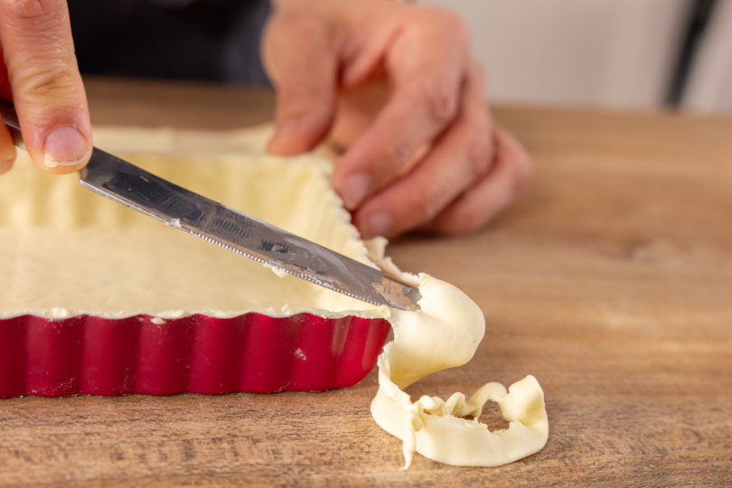 überschüssigen Teig mit Messer entfernen