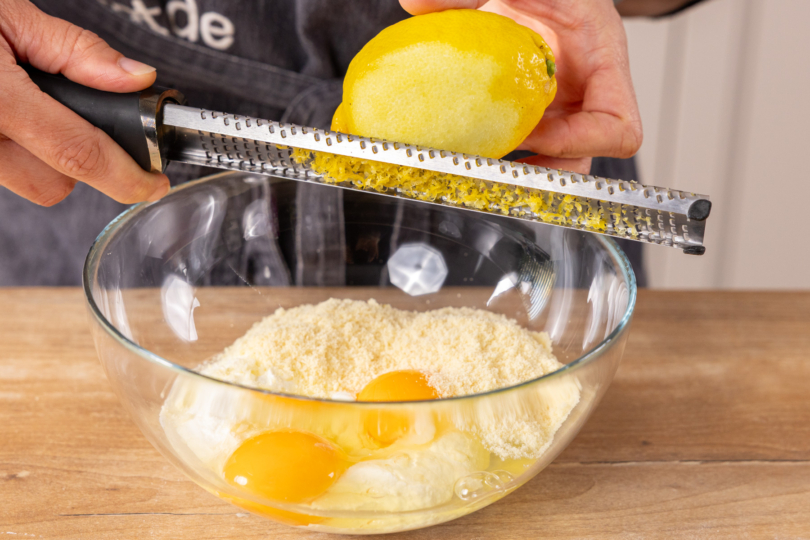 Zitronenschale reiben