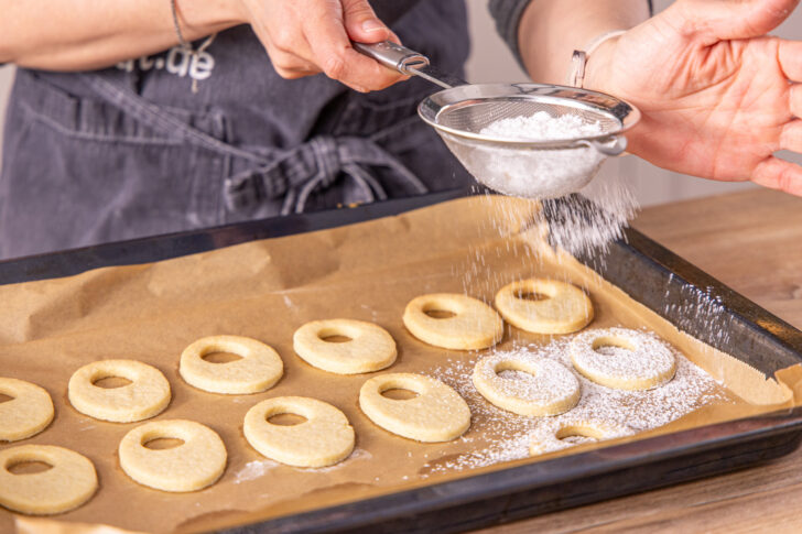 Spiegelei Kekse mit Puderzucker bestäuben
